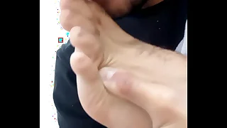 Macho lambendo o próprio pé blissful